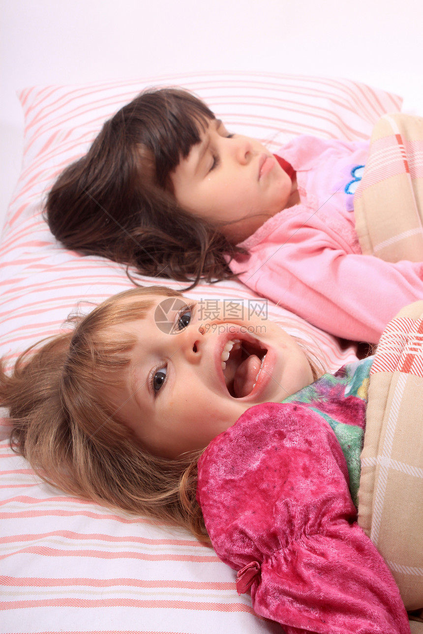 小女孩醒来了睡眠枕头女性毯子午睡孩子们孩子就寝年轻人唤醒图片