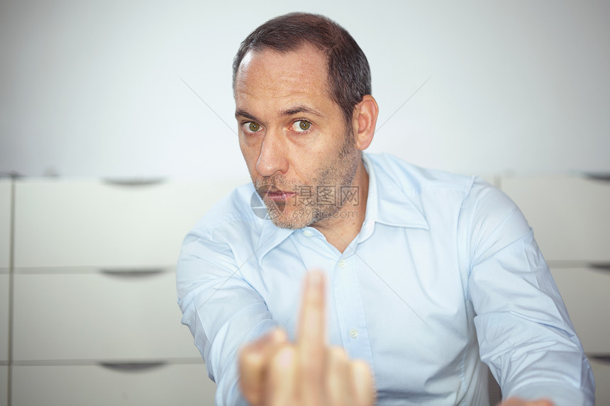 愤怒的商务人士办公室水平商业经理男士男性前景成年工人手指图片