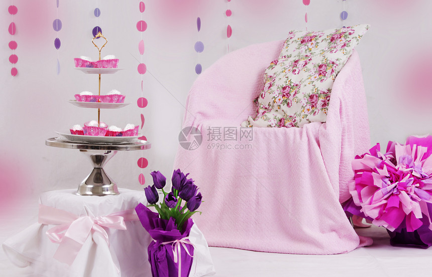 粉色婴儿淋浴装饰自助餐甜点枕头庆典花环流行音乐桌子派对食物盘子图片