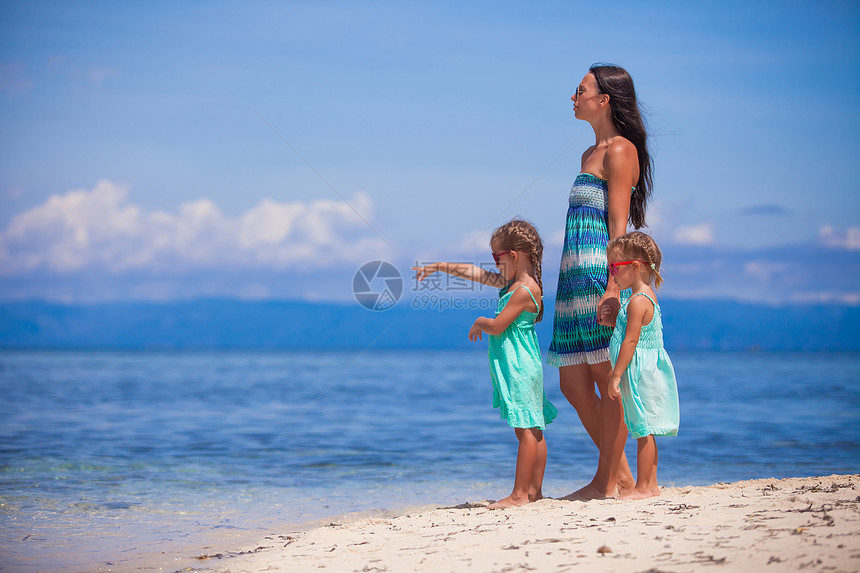荒岛热带白色沙滩上的可爱小女孩和年轻母亲情调成人海岸线裙子女性父母孩子异国乐趣女孩图片