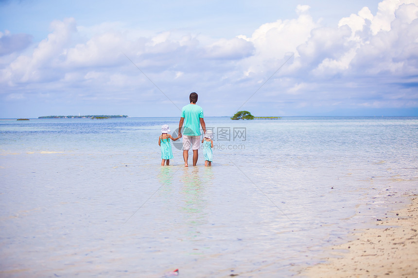 可爱的小女孩和年轻父亲在异国岛漫步的背影乐趣海洋成人婴儿孩子家庭假期女儿父母爸爸图片