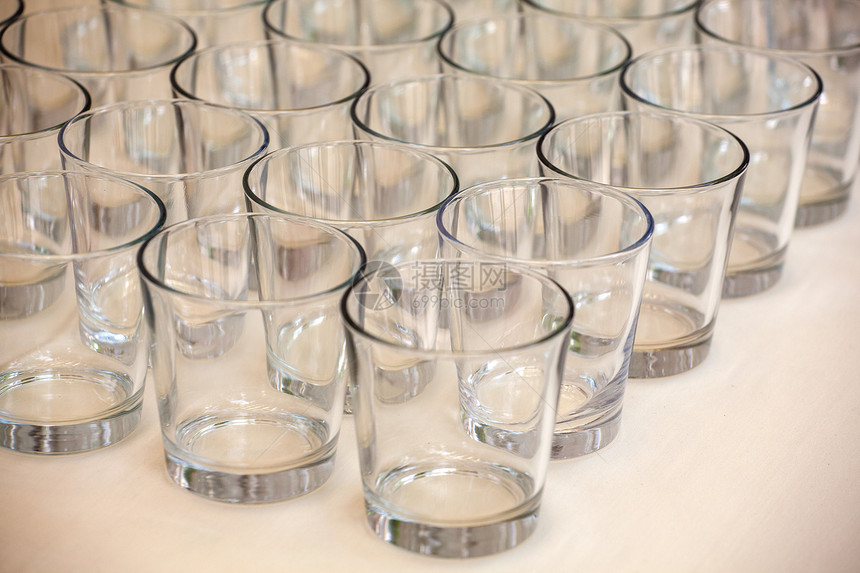 玻璃镜酒精寒意餐饮派对起泡俱乐部饮料玻璃酒吧桌子图片