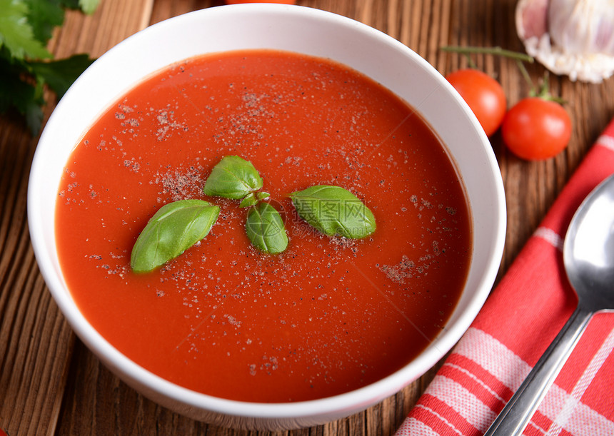 番茄汤盘子午餐草药蔬菜木头健康饮食勺子奶油乡村胡椒图片
