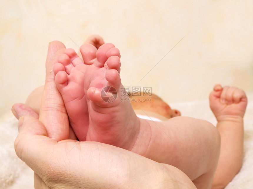 新生儿婴儿母亲手指新生家庭安全尿布生活脚趾皮肤父亲图片