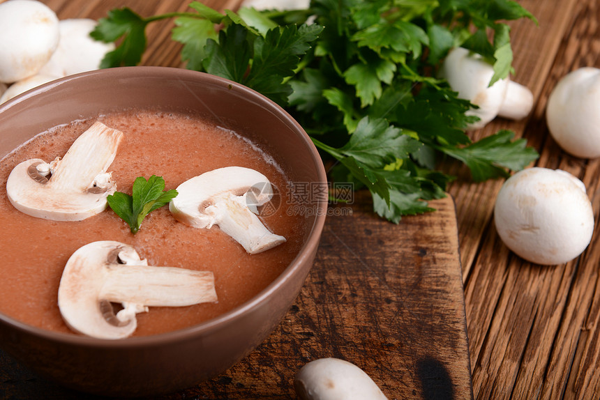 蘑菇奶油面包草本植物液体美食盘子肉汤木头叶子桌子起动机图片