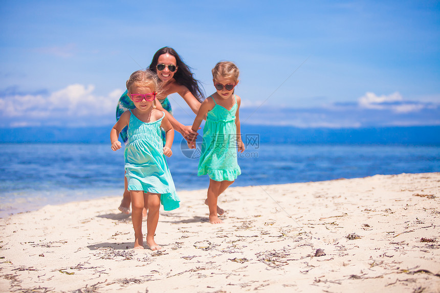 可爱的小女孩和年轻母亲在沙漠岛屿热带白沙滩上玩得开心孩子婴儿情调女士海洋成人假期父母妈妈女儿图片