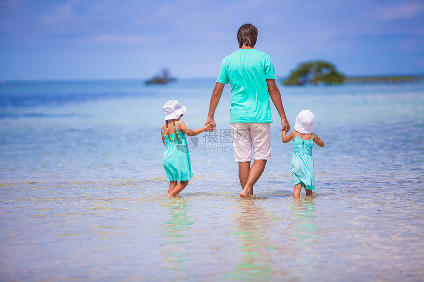 可爱的小女孩和年轻父亲在异国岛漫步的背影乐趣海岸线海滨假期家庭婴儿父母女儿享受成人图片
