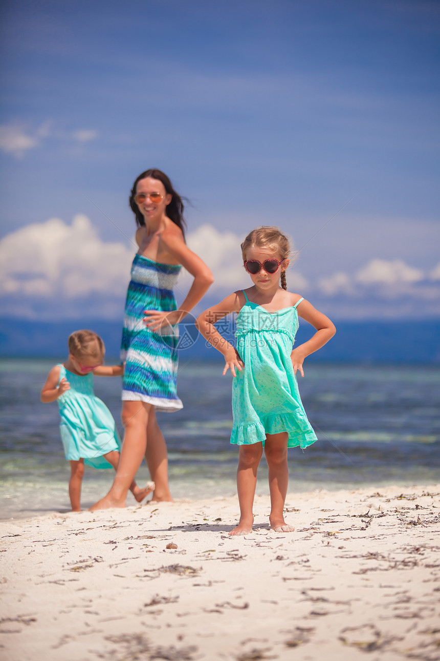年轻母亲和两个女儿在阳光明媚的天气 在异国海滩玩得开心晴天享受家庭孩子女性妈妈沙漠假期父母婴儿图片