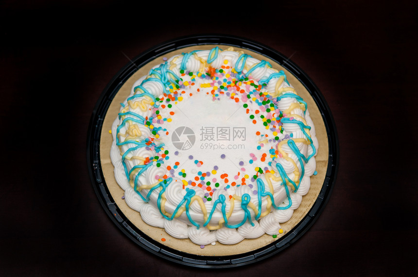 蛋糕生日可可白色装饰庆典三角形面包纪念日甜点周年图片