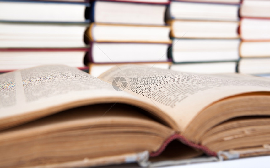 开着有一堆书籍的书蓝色阅读研究所大学日记机构图书馆笔记本文学商业图片