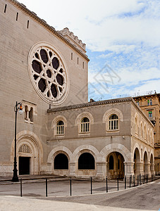 宝座犹太会堂里雅斯特的犹太教堂石头雕塑玫瑰宝座宗教浮雕射线建筑学艺术白色背景