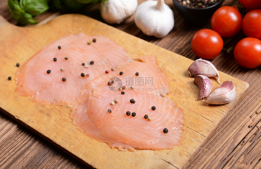 新鲜鲑鱼海鲜桌子胡椒石板木头叶子鱼片绿色百里香红色图片