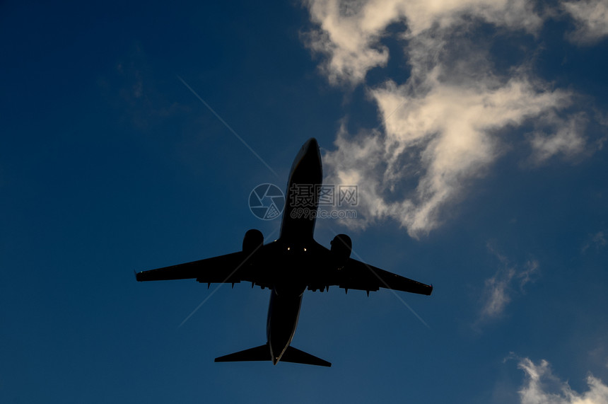 一架飞机的休全天空空气喷射运输剪影航班日落航空旅游太阳图片