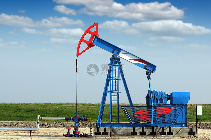 油田上的石油工业油泵图片