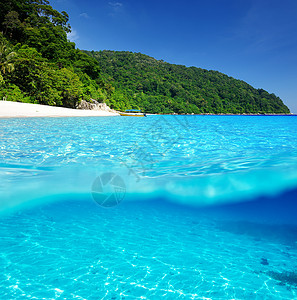 鲁本多岛有白沙底水下视图的海滩天空热带岩石海景旅行石头海洋风景假期蓝色背景