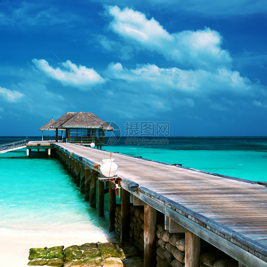 美丽的海滩 有水边的平房码头旅行假期风景蓝色平台酒店异国奢华天空图片