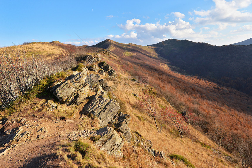 Bieszczady山脉蓝色晴天岩石旅行日出太阳远足场景顶峰环境图片
