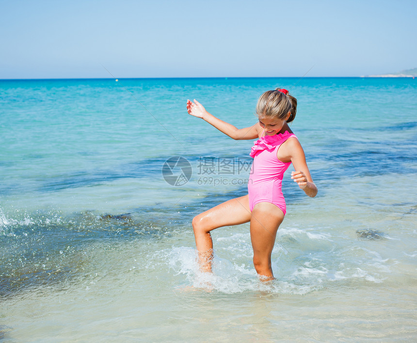 海滩上可爱的女孩假期海洋喜悦游泳衣微笑海景异国跑步情调幸福图片