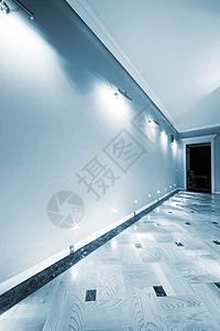 长长美丽的走廊入口蓝色酒店天花板线条房间房子修剪门厅木地板背景图片