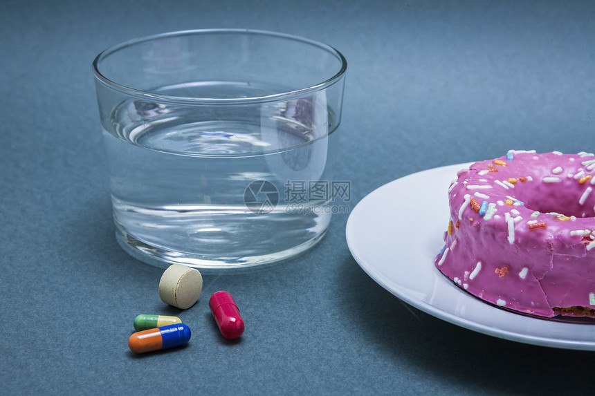 各种抗糖尿病的药品 还有甜蛋糕和糖果饮食医疗处方药诱惑医学保健药片药剂食物快乐图片