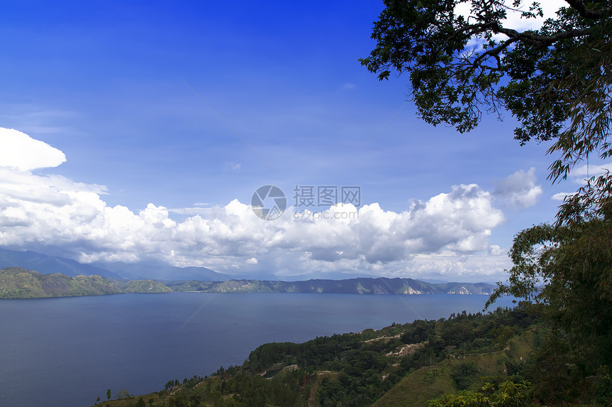 托巴湖景区绿色异国房子热带火山风景天空蓝色鸟羽村庄图片