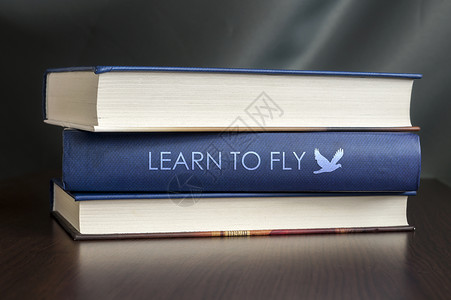 学习飞翔 书的概念白色图书馆教育想像力飞行精装航班蓝色收藏桌子背景图片