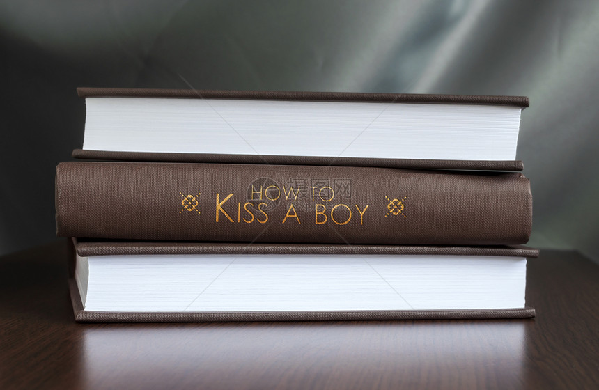 如何亲吻男孩 书的概念男生男朋友生活艺术作家女朋友框架图书庆典明信片图片