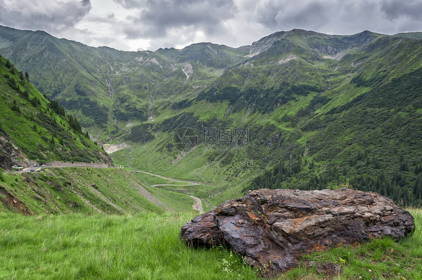 喀尔巴阡山脉美丽的山地景观风景荒野草地环境高山顶峰悬崖森林晴天爬坡图片