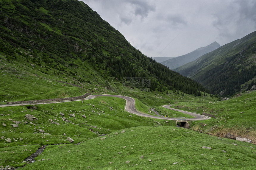 喀尔巴阡山脉美丽的山地景观晴天爬坡风险山脉风景草地岩石荒野旅行石头图片