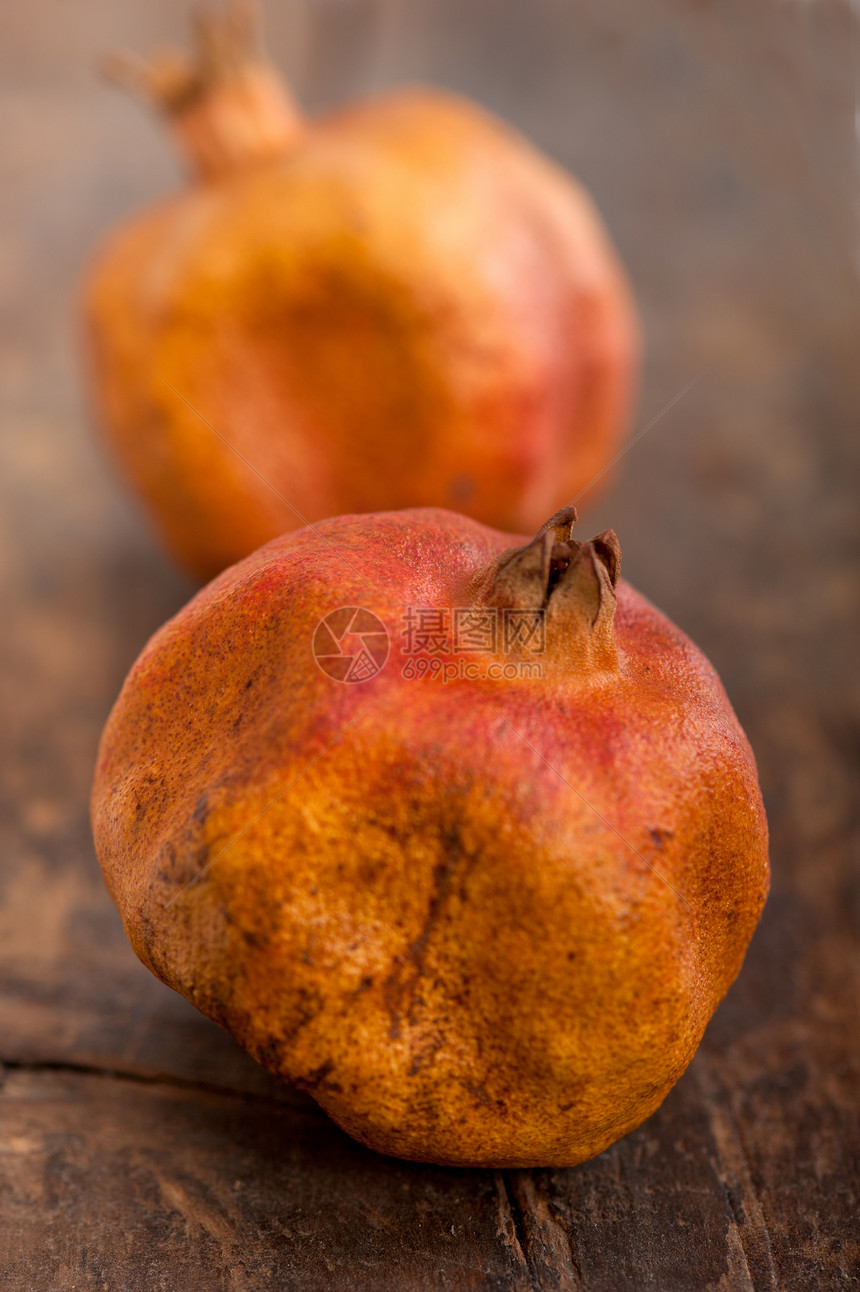 干石榴和老石榴石榴棕色干果食物宏观植物水果红色静物木头图片