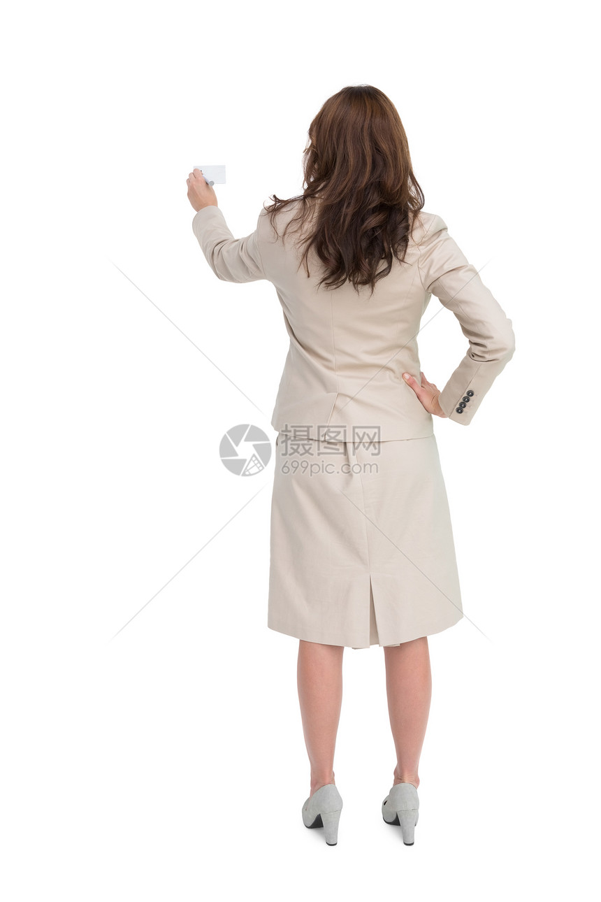 持有商业名片的女商务人士站立在镜头前图片