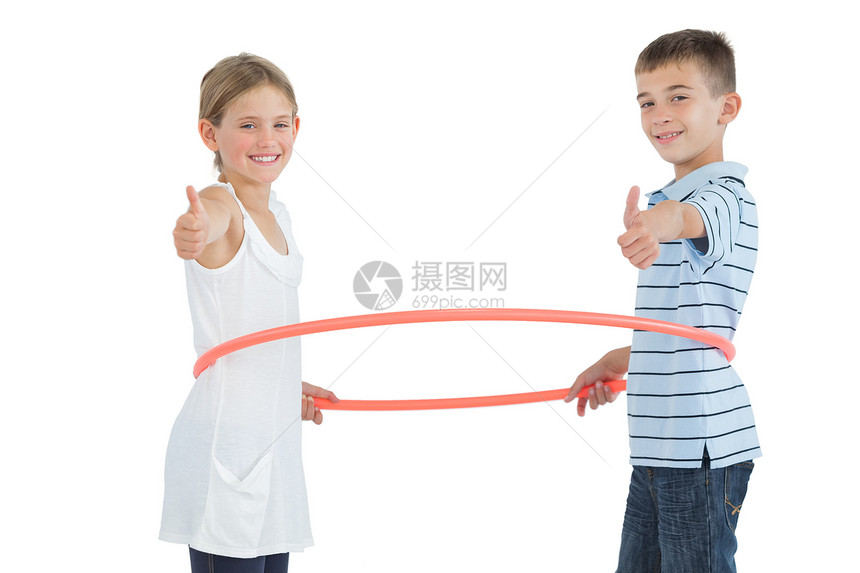 快乐的哥哥和妹妹在玩呼啦圈 举起拇指图片