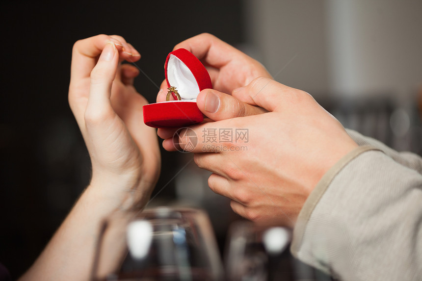 婚姻求婚时紧紧贴戒指的图片