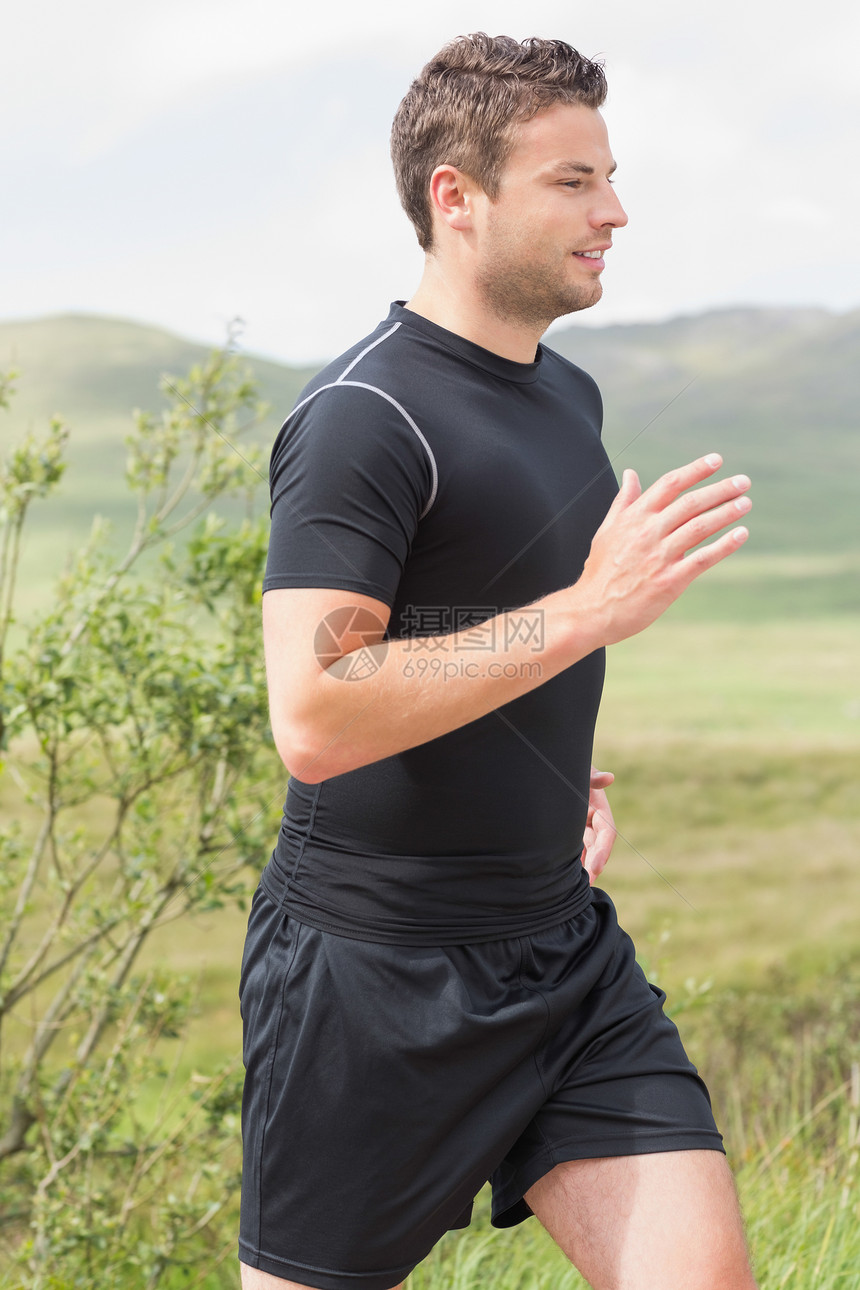 运动健体男在慢跑图片
