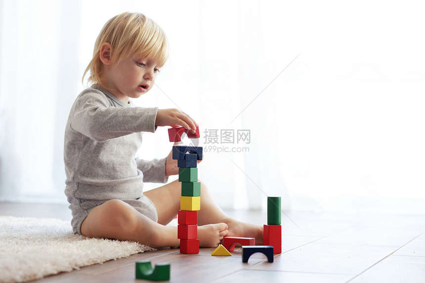 托德勒玩木块游戏教育房子地面静物积木乐趣婴儿女性金字塔女孩图片