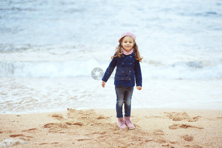 儿幼婴孩童衣服孩子海滩童年女孩天气蓝色图片