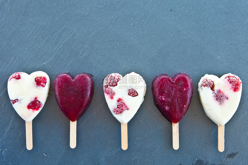心脏形状中的冰棒食物冰淇淋树叶果味心形香草冰块覆盆子盘子粉色图片