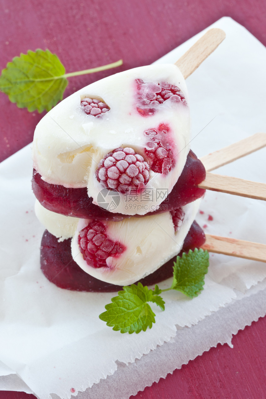 心脏形状中的冰棒薄荷食物树叶红色赌注心形水果粉色冰块冰淇淋图片