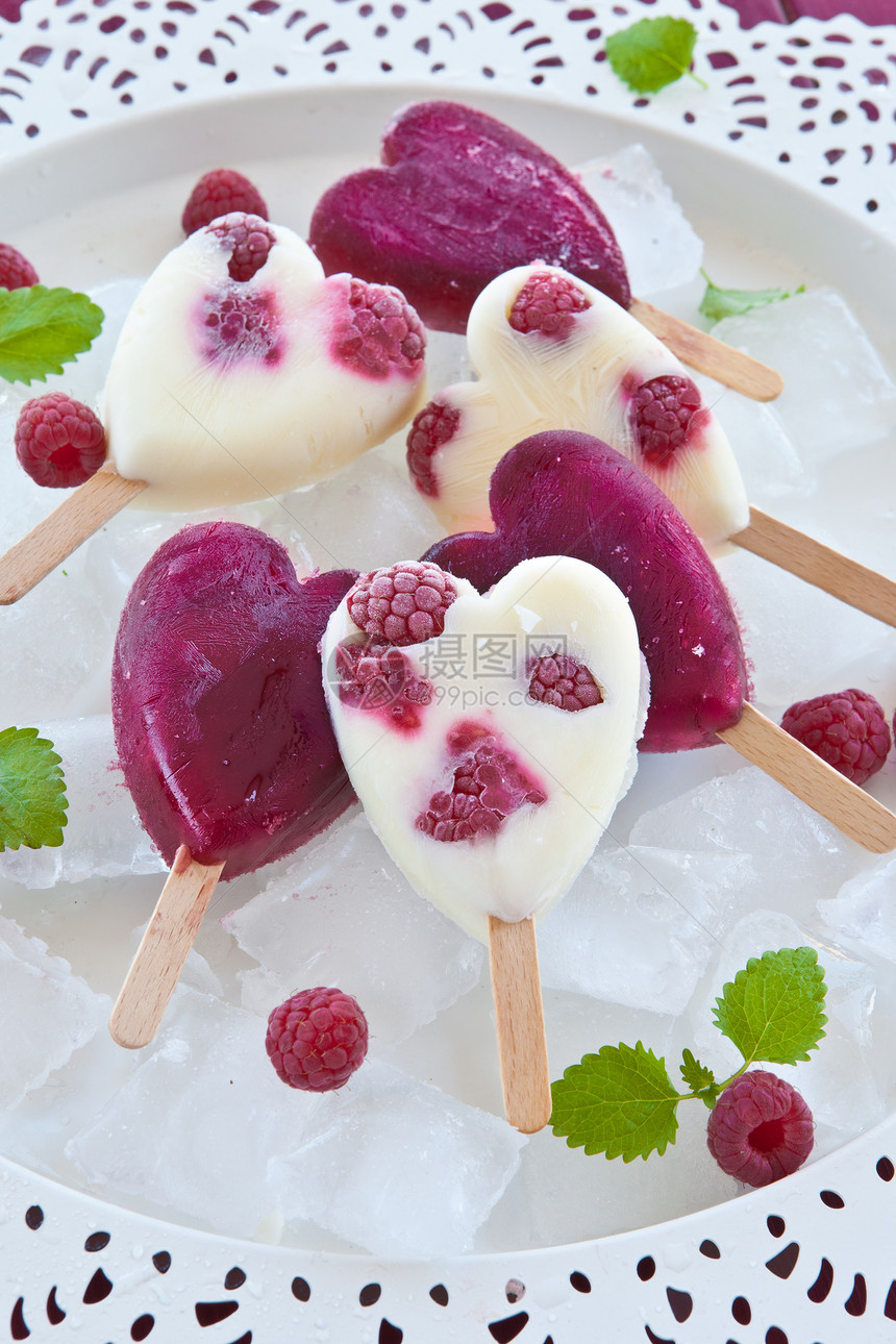 心脏形状中的冰棒果味香草冰块食物盘子树叶薄荷心形冰淇淋粉色图片