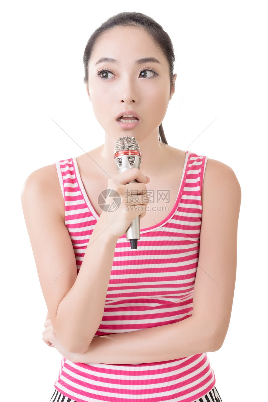 亚裔女孩用麦克风唱歌或说话讲话派对享受耳机乐趣歌曲歌手音乐闲暇女性图片