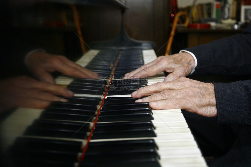 老男人的手弹钢琴图片