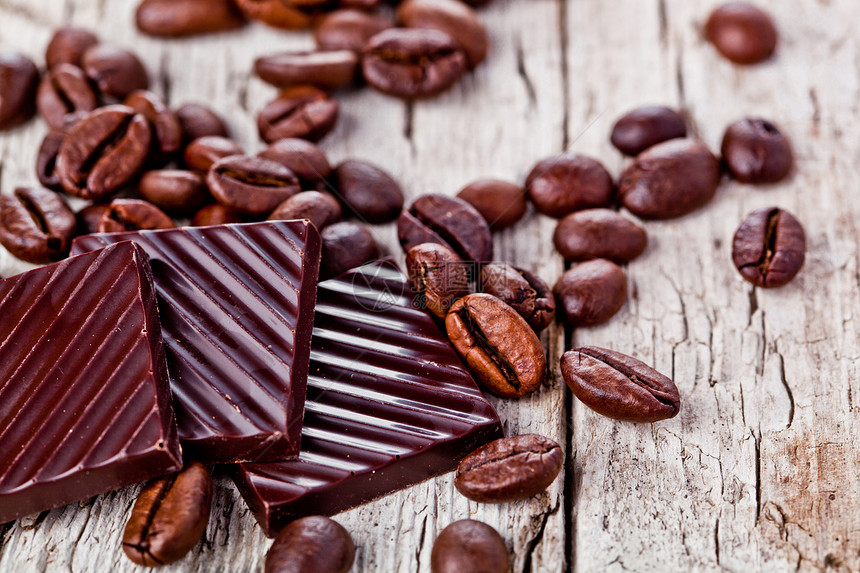 巧克力糖和咖啡豆木头饮食可可榛子咖啡小吃糖果甜点黑色营养图片