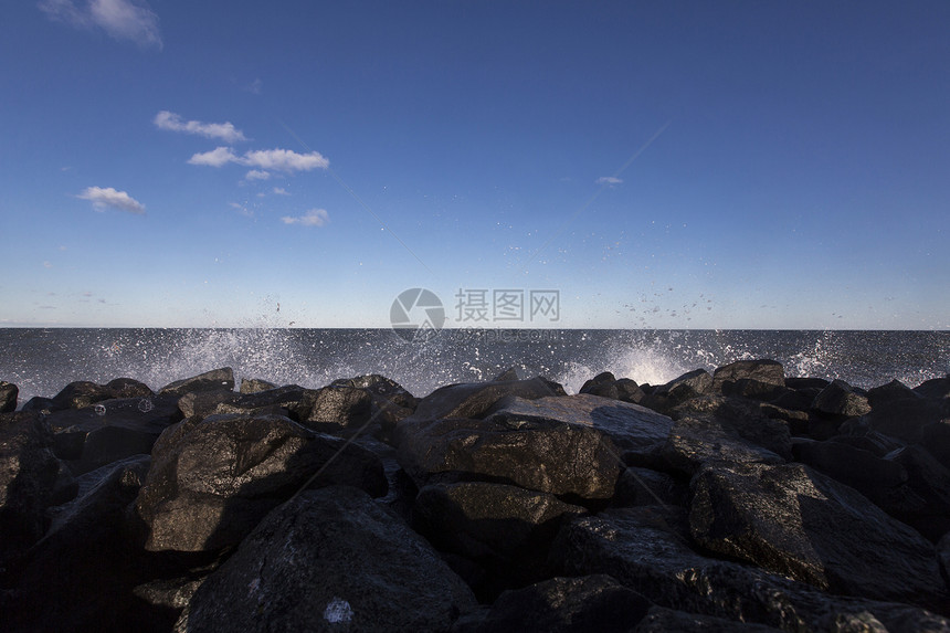 水海滩反射风暴码头旅行天空海岸线蓝色石头海浪图片