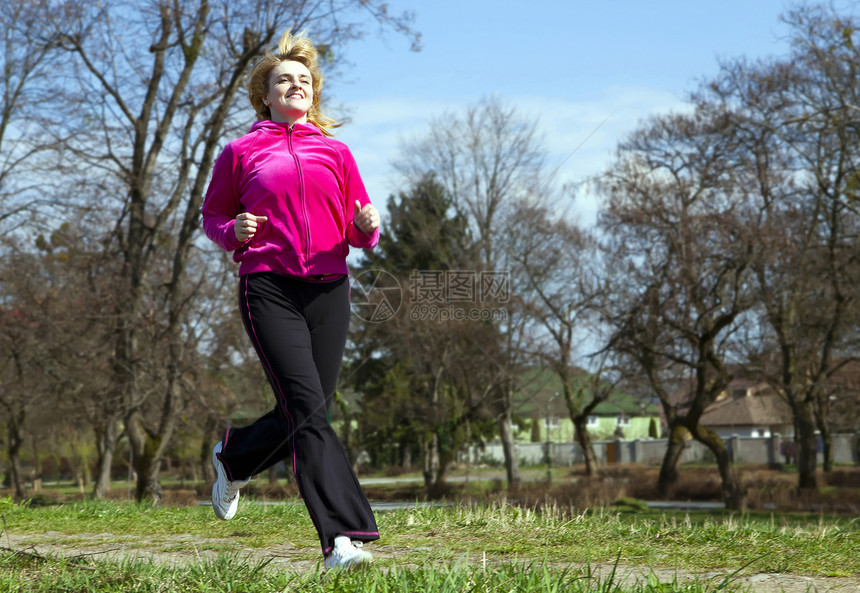 女人在公园里慢跑耐力活力女士跑步自由女性闲暇成人赛跑者阳光图片