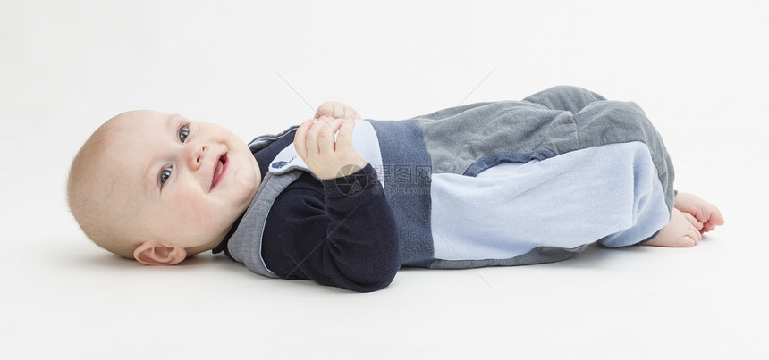 笑着躺在他的背上男生孩子新生活儿童哺乳期灰色背景婴儿图片