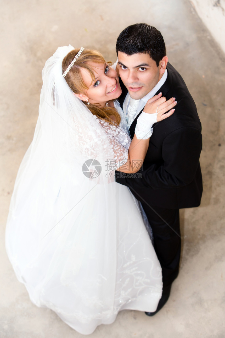 婚礼上的新娘和新郎订婚青年面纱联盟夫妻幸福戒指男性乐趣花朵图片