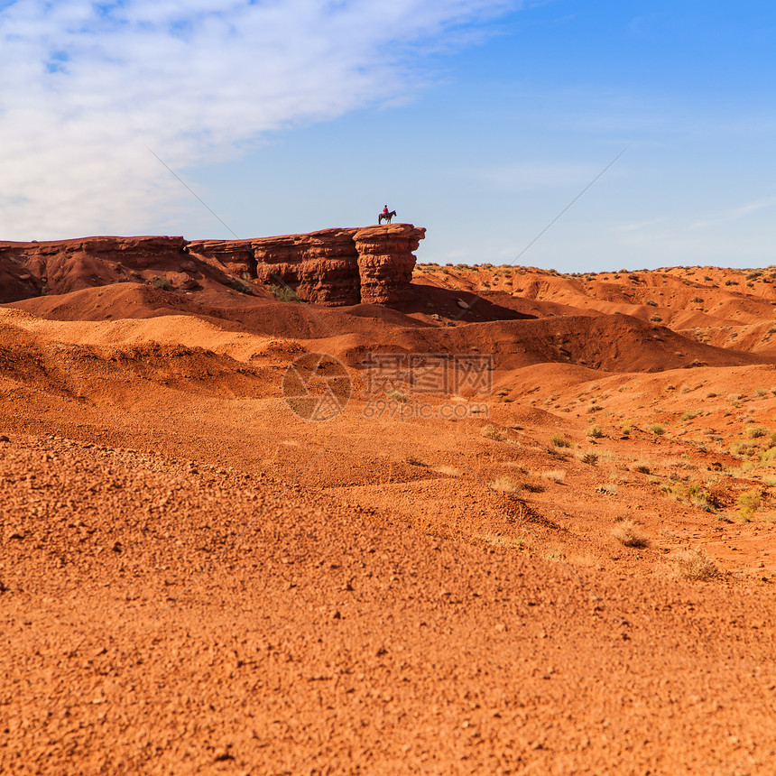 古迹谷牛仔橙子天空纪念碑土地红色岩石国家地平线沙漠图片
