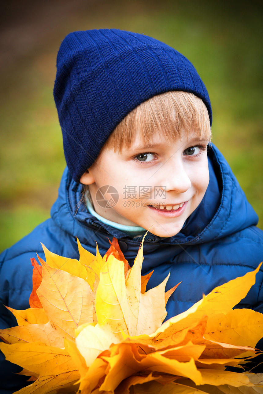 秋天公园的快乐男孩肖像图片