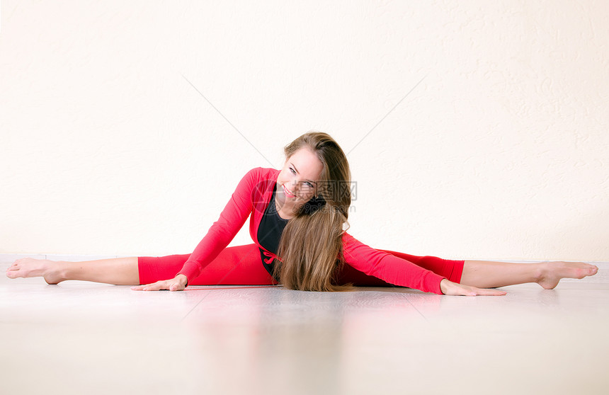舞蹈女演员坐在舞室和伸展的地板上说唱平衡活力歌手青少年舞蹈家有氧运动衣服女士女性图片