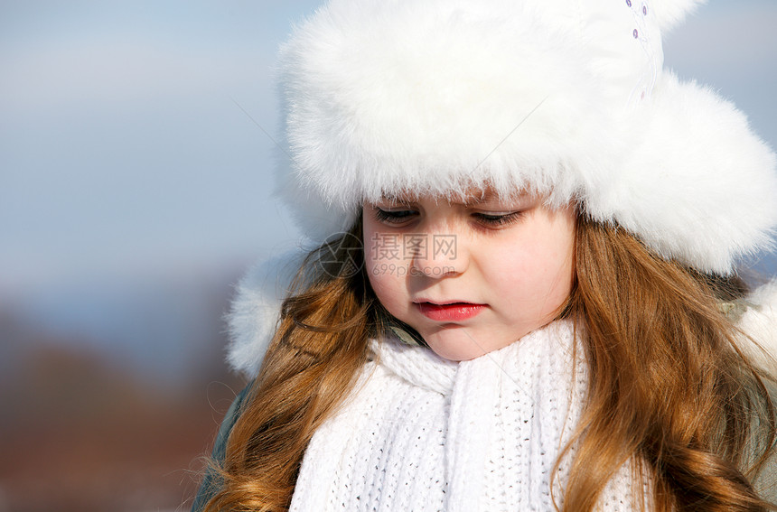 女孩在冬季公园晴天幼儿园童年女性喜悦快乐情绪化蓝色孩子青年图片